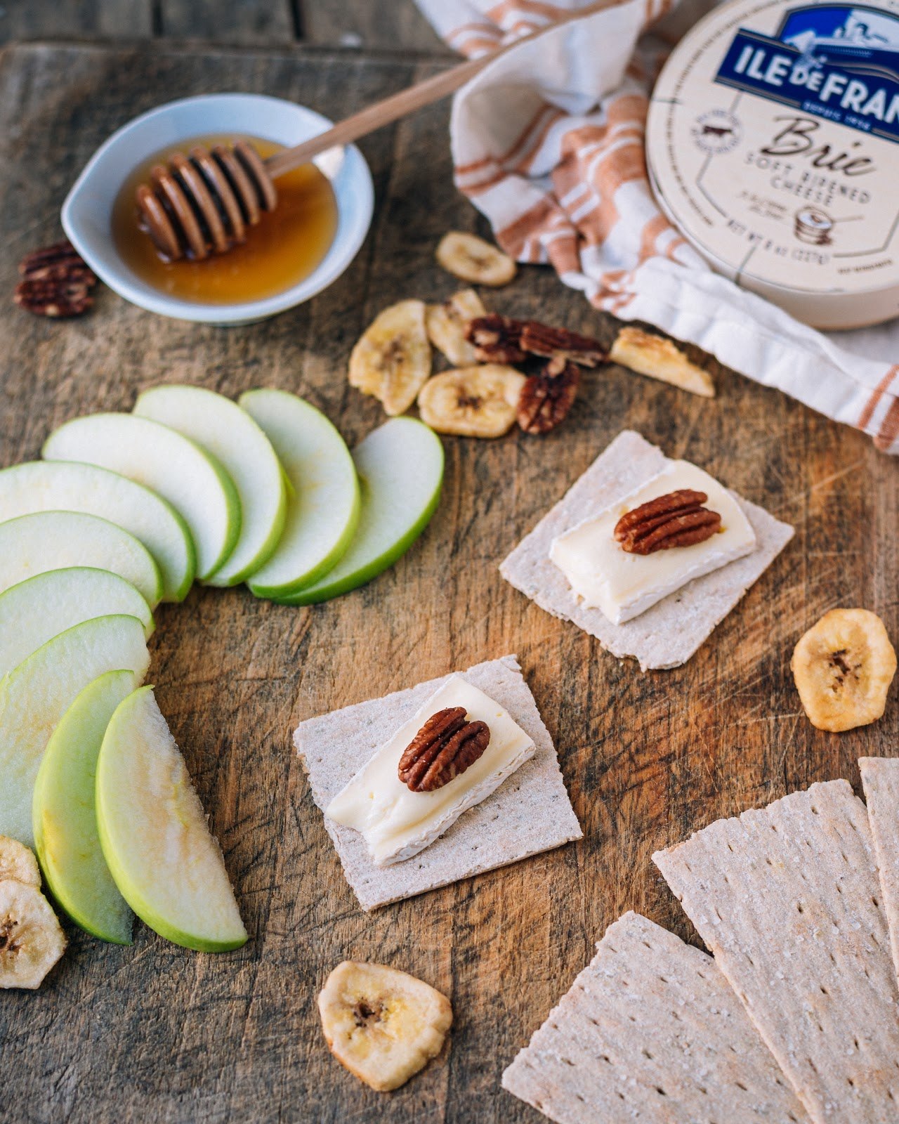 Ile de France Brie, honey and apple with crackers