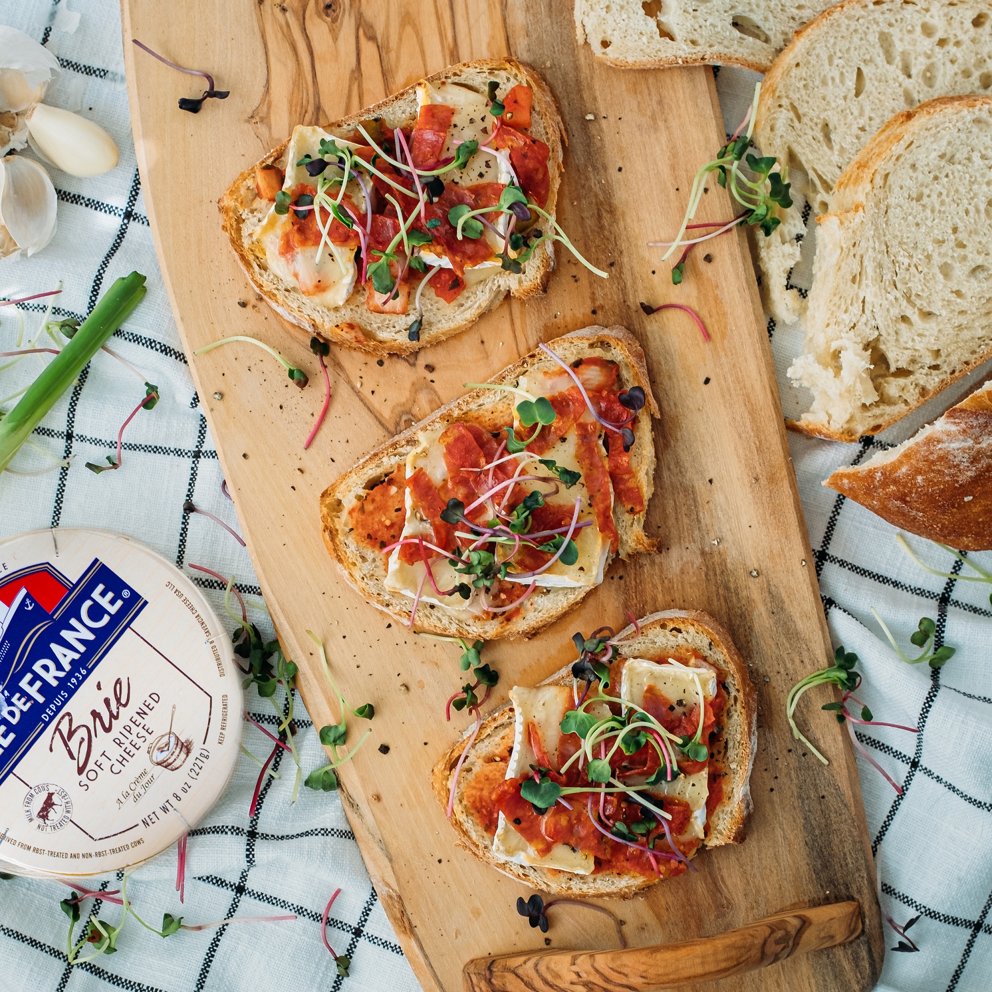 bruschettas with slices of ile de france brie