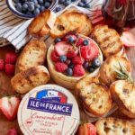 IDF-camembert-toasted-bread-red-berries