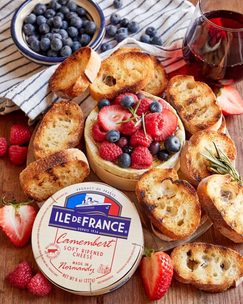 IDF-camembert-toasted-bread-red-berries