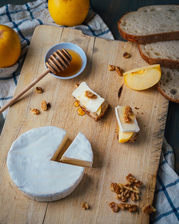 alouette brie double crème with apple slice and nuts