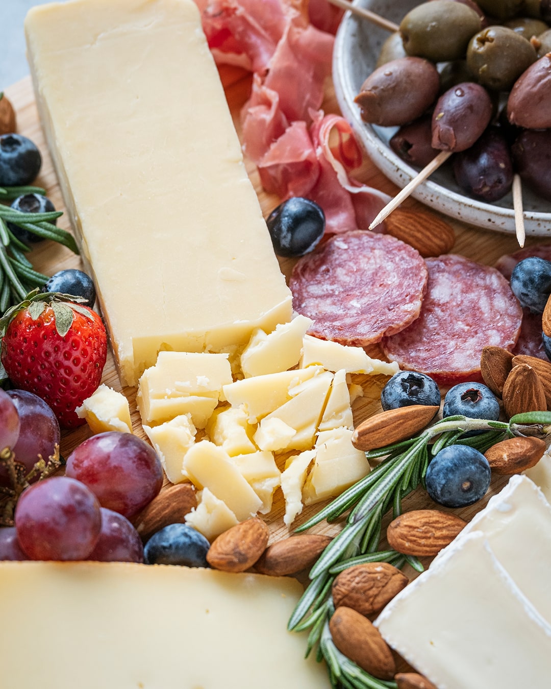 Discover the Keto Friendly Cheese Board with Beehive include in it !
